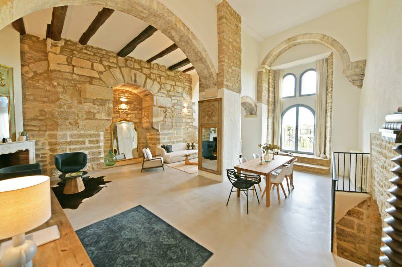 Rare and authentic house in the heart of the village of Gordes, fully renovated combining original character and modern confort.