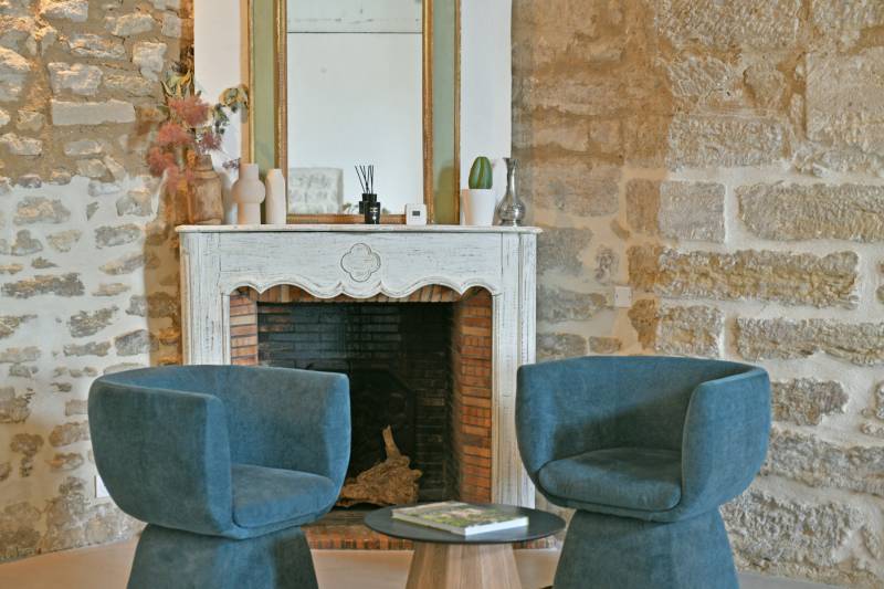 Rare and authentic house in the heart of the village of Gordes, fully renovated combining original character and modern confort.