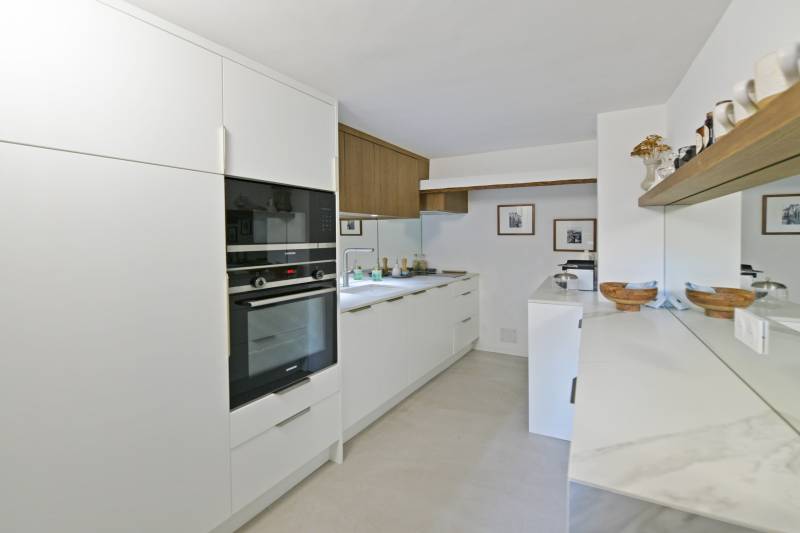 Rare and authentic house in the heart of the village of Gordes, fully renovated combining original character and modern confort.