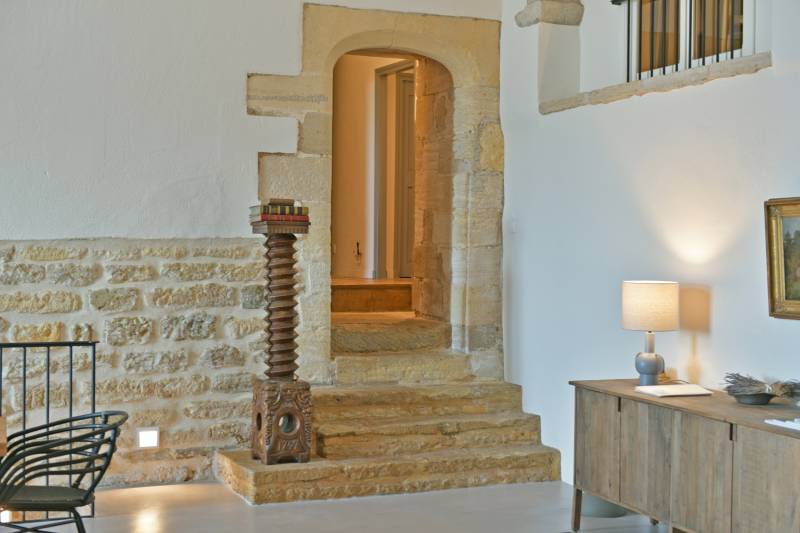 Rare and authentic house in the heart of the village of Gordes, fully renovated combining original character and modern confort.