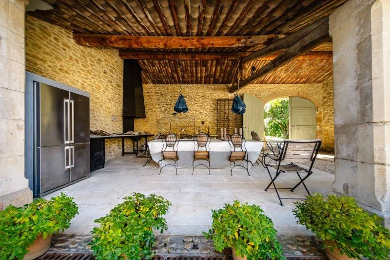 In the heart of the Luberon, elegant renovated estate, a true private hamlet comprising several buildings arranged around three courtyards and gardens, complete with a swimming pool.