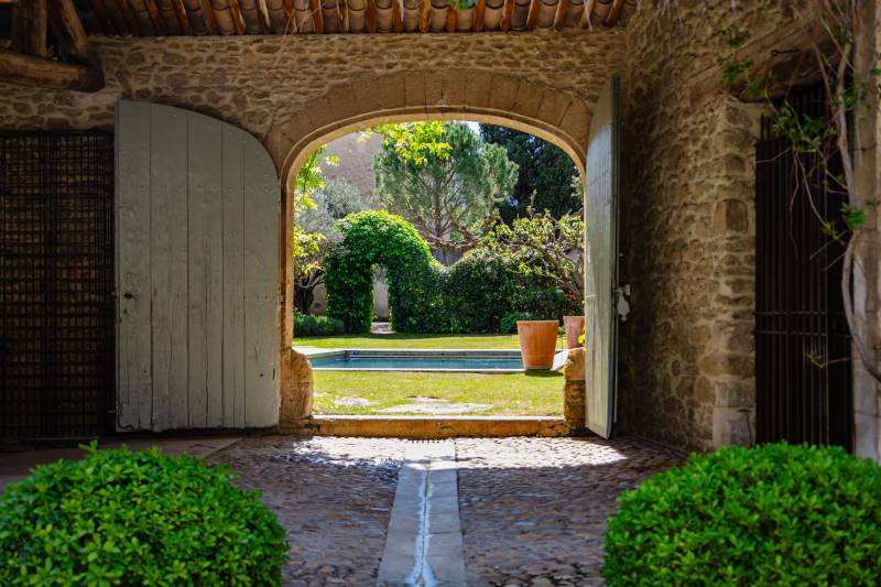 In the heart of the Luberon, elegant renovated estate, a true private hamlet comprising several buildings arranged around three courtyards and gardens, complete with a swimming pool.