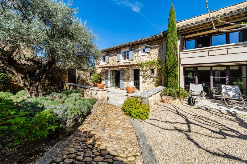 In the heart of the Luberon, elegant renovated estate, a true private hamlet comprising several buildings arranged around three courtyards and gardens, complete with a swimming pool.