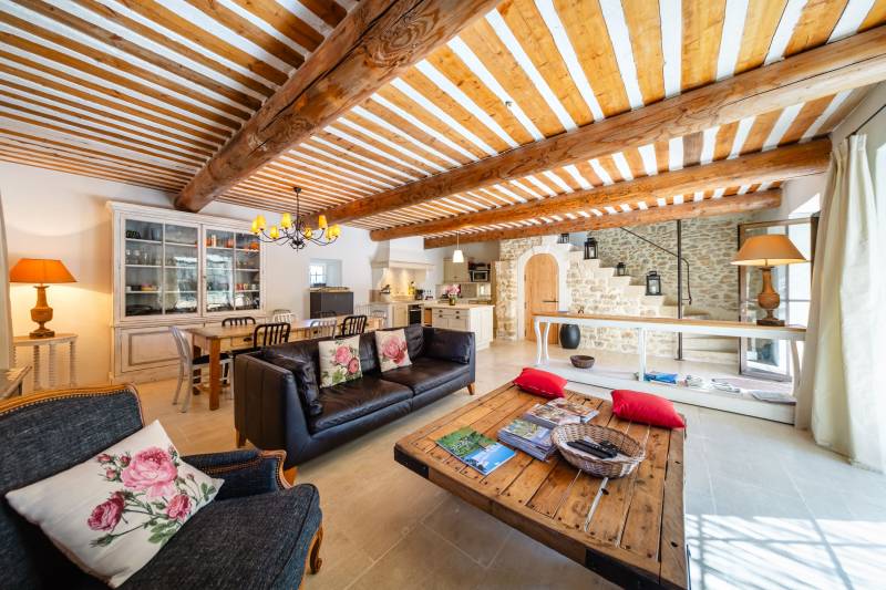 In the heart of the Luberon, elegant renovated estate, a true private hamlet comprising several buildings arranged around three courtyards and gardens, complete with a swimming pool.