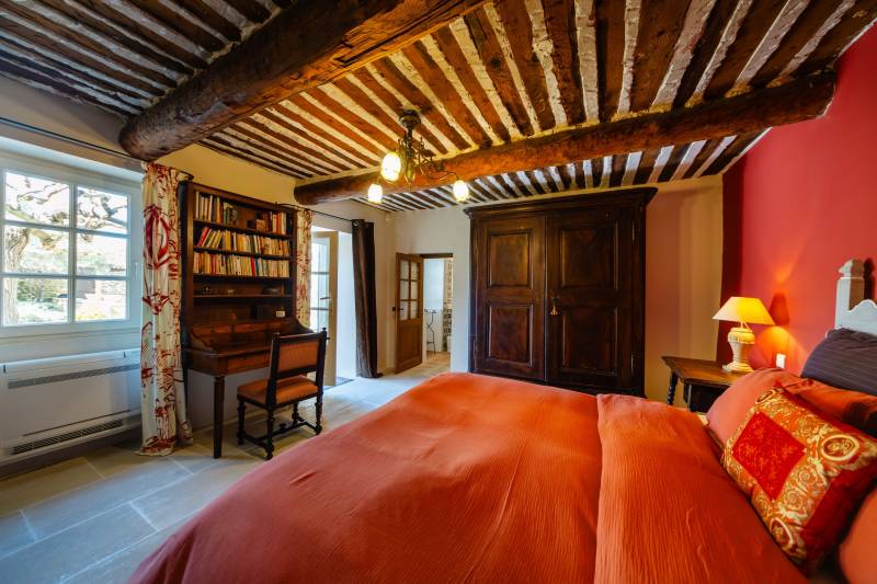 In the heart of the Luberon, elegant renovated estate, a true private hamlet comprising several buildings arranged around three courtyards and gardens, complete with a swimming pool.