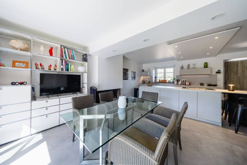 In the heart of the Luberon, elegant renovated estate, a true private hamlet comprising several buildings arranged around three courtyards and gardens, complete with a swimming pool.