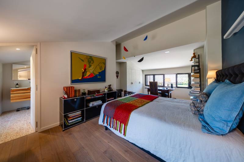 In the heart of the Luberon, elegant renovated estate, a true private hamlet comprising several buildings arranged around three courtyards and gardens, complete with a swimming pool.