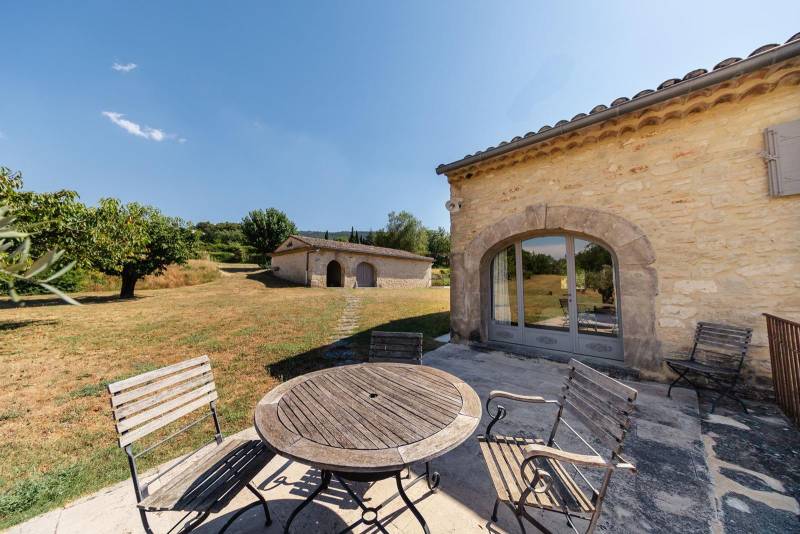 For sale, elegant stone house property with views of Bonnieux and Lacoste, recently restored with high-end amenities and separated annexes.