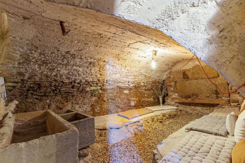 Character property of nearly 320 m² with courtyard, swimming pool and independent 135 m² apartment in Lagnes.