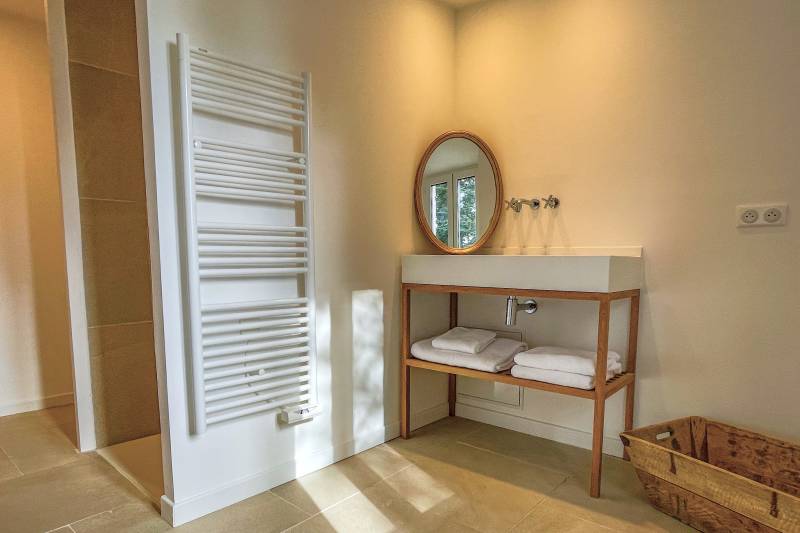 For rent, renovated 19th-century Magnanerie with high-end amenities and heated pool for your holidays in a charming hamlet close to Saint-Saturnin-lès-Apt.