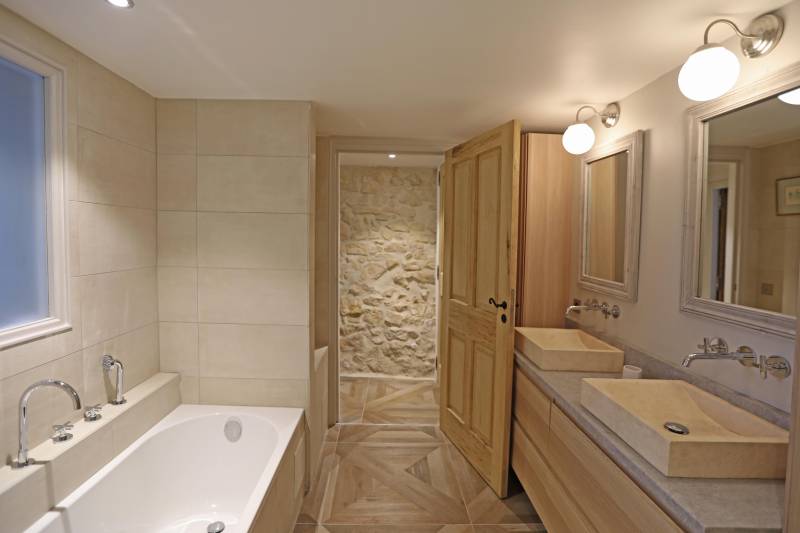 Holiday rental of an exceptional property with views of Mont Ventoux, swimming pool and fully equipped pool house.