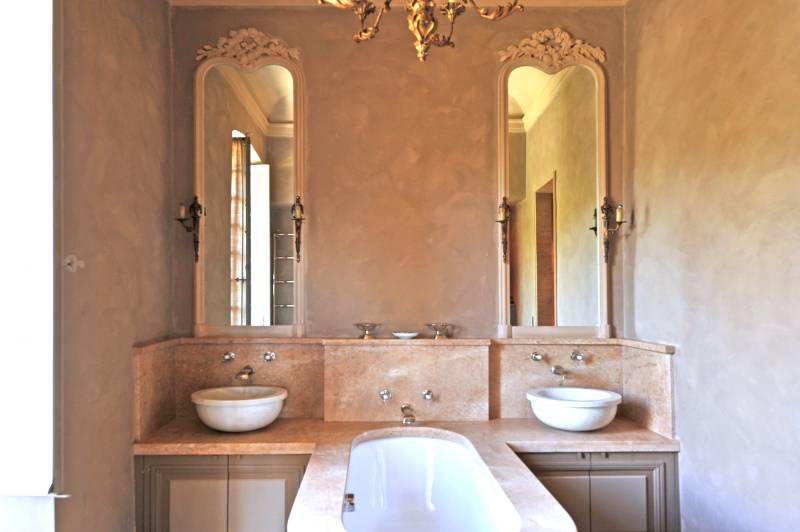 To rent for exceptional holidays, luxurious property in the heart of the St Lambert forest with pool and tennis.