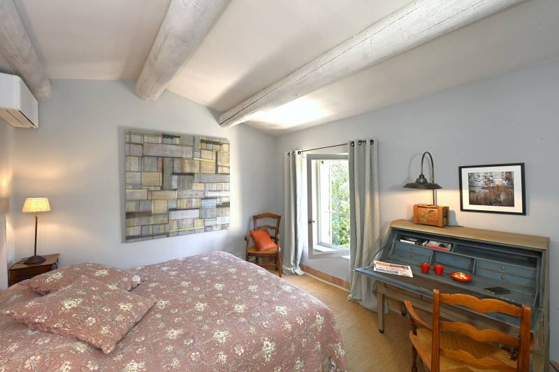 For rent in Gordes, elegant stone property with swimming pool, tennis court and multisport ground within walking distance of the village.