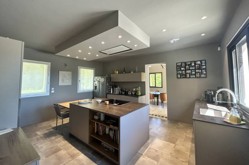 In Saint-Saturnin-lès-Apt, an elegant property with panoramic views of the Luberon, set within 5,620 m² of landscaped grounds featuring a swimming pool.