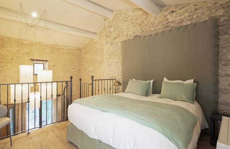 Stunning mas renovated with modernity and authentic charm, near the village of Gordes with pool and high-end amenities.