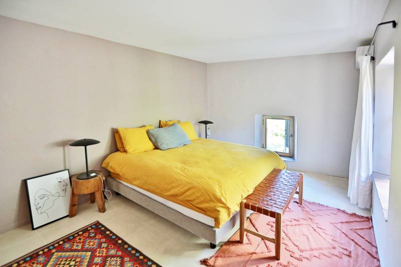 To rent near the village of Ménerbes, superb restored historic mas with lavender field, swimming pool and multi-sport court.