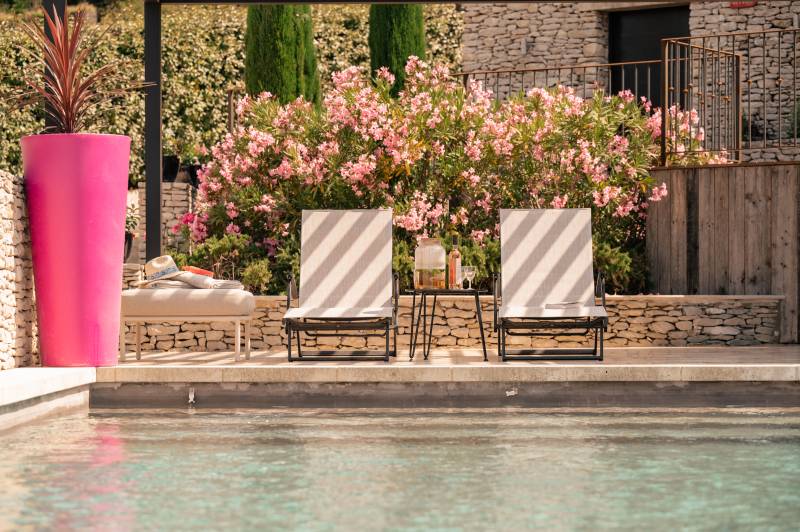 Set of holiday cottages with a pool on the heights of Saint-Saturnin-lès-Apt, within walking distance of the village.