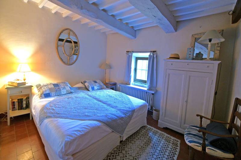Authentic renovated sheepfold in Rustrel, surrounded by nature with large pool and views over the ochres of the Colorado Provençal.