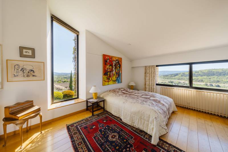 Traditional stone house with annexe, garages, swimming pool and superb views over the village of Gordes and the Luberon plain.