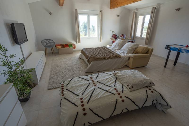 For your holiday in the Luberon, Provençal villa with five bedrooms, swimming pool, jacuzzi and table tennis, accommodating up to 13 guests.
