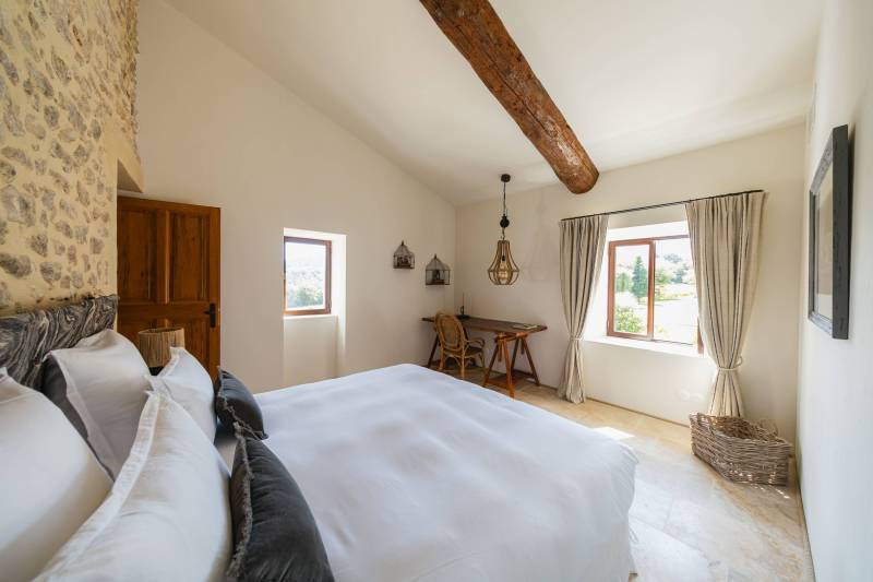 Available for holiday rental, superb stone farmhouse in the heart of nature with pool and summer kitchen, walking distance to the village of Ménerbes.
