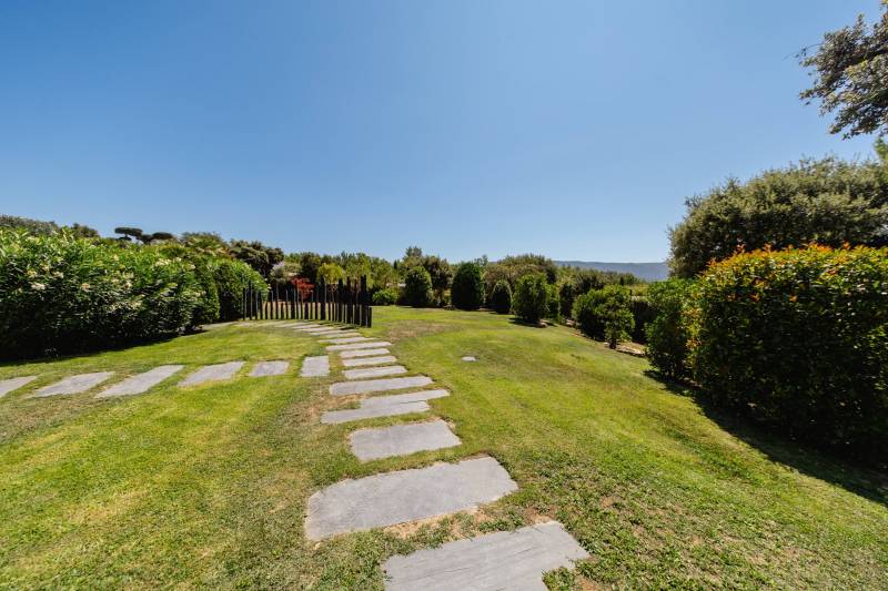 Between Gordes and Ménerbes, a remarkable and unique contemporary property in a peaceful setting, featuring a swimming pool and high-end amenities.