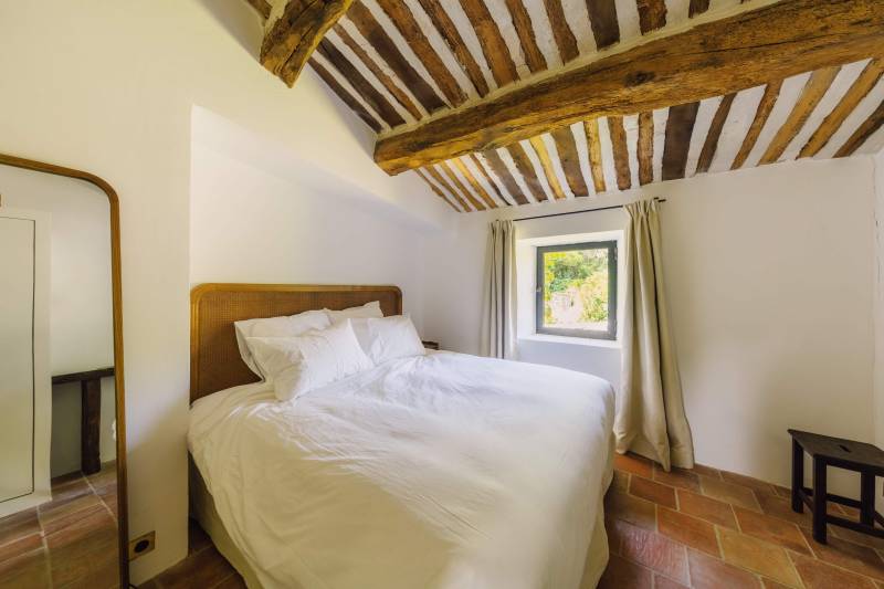 Seasonal rental between Bonnieux and Lourmarin: a luxurious Mas with pool and tennis court nestled in unspoilt nature.