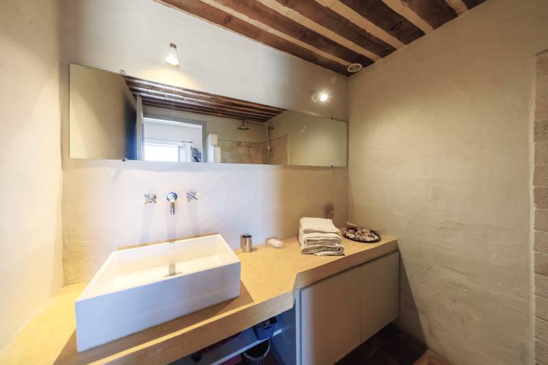 Seasonal rental of a Provençal family stone house with swimming pool, facing the Luberon and with views of the village of Gordes.