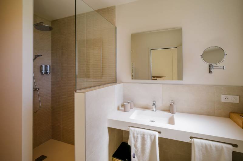Large property on the heights of Saint-Saturnin-lès-Apt with a heated pool and a terrace offering panoramic views over the Luberon.