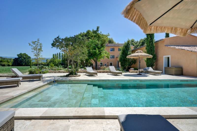 Property with heated swimming pool in Luberon