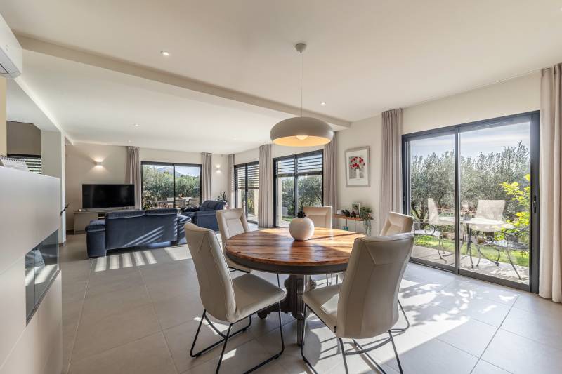 Elegant contemporary house with high-quality features in the hills above the charming village of Beaumes de Venise.