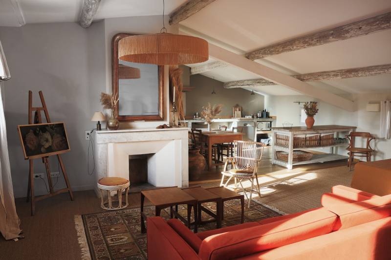 For sale: a charming, light-filled property in the heart of Apt, featuring an exceptional house with a swimming pool.