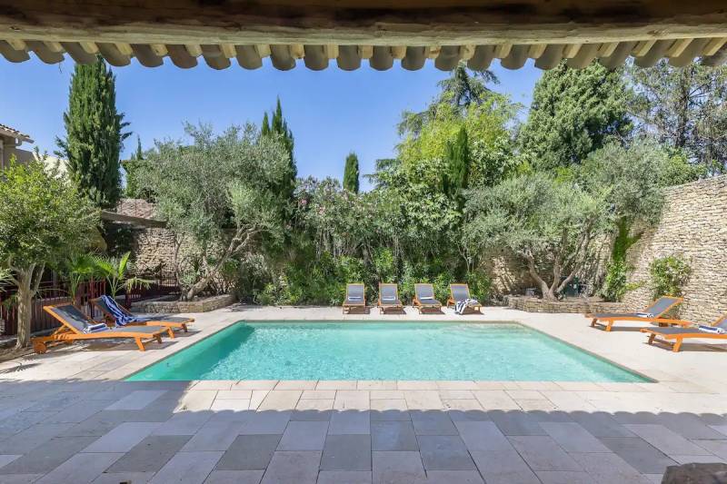 In Gordes, for sale, a stunning country house in a hamlet with a courtyard and a swimming pool.