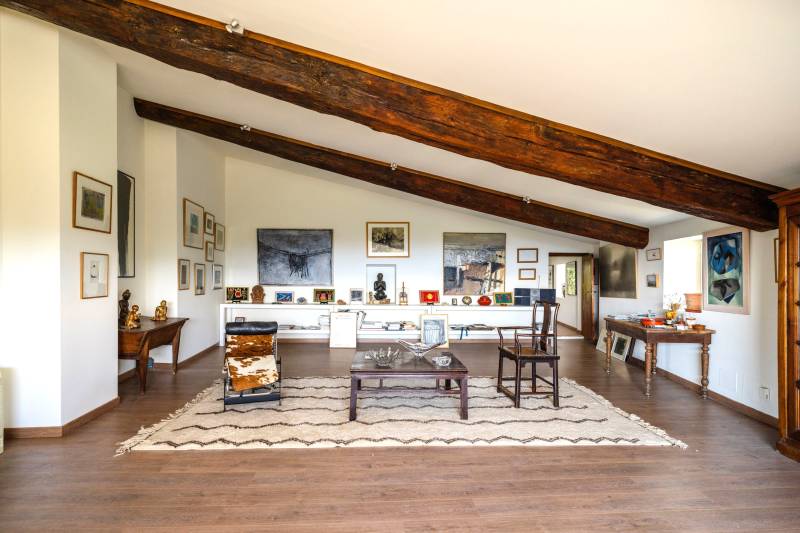 In the village of Cabrières-d'Avignon, a historic stone mansion with a swimming pool and garden near the castle.