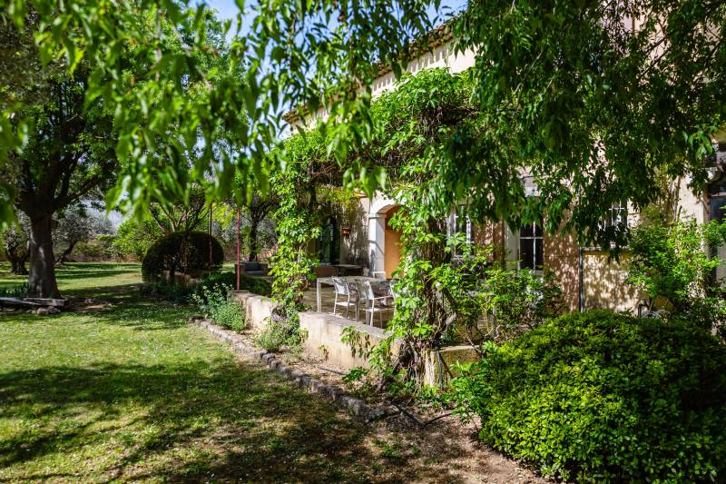 Located between Carpentras and Mont Ventoux, this charming country house is the ideal family home or the perfect vacation home.