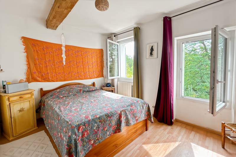 In L’Isle-sur-la-Sorgue, Saint-Antoine neighborhood, a renovated historic home on 2500 m² for sale, featuring a separate guesthouse, a shared swimming pool, and unobstructed views.