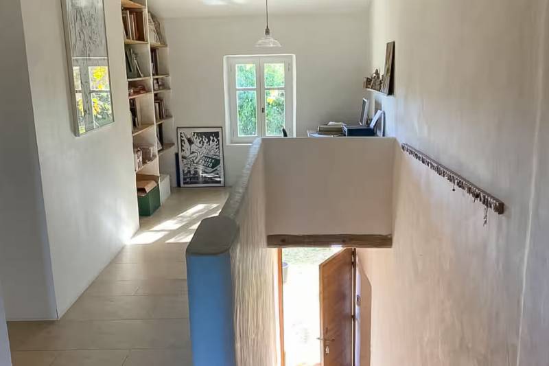 Located between Robion and Cavaillon, a renovated farmhouse in a quiet setting, featuring 8 bedrooms, including a 60 sqm, and 2 separate guesthouses, with a swimming pool and pool house.