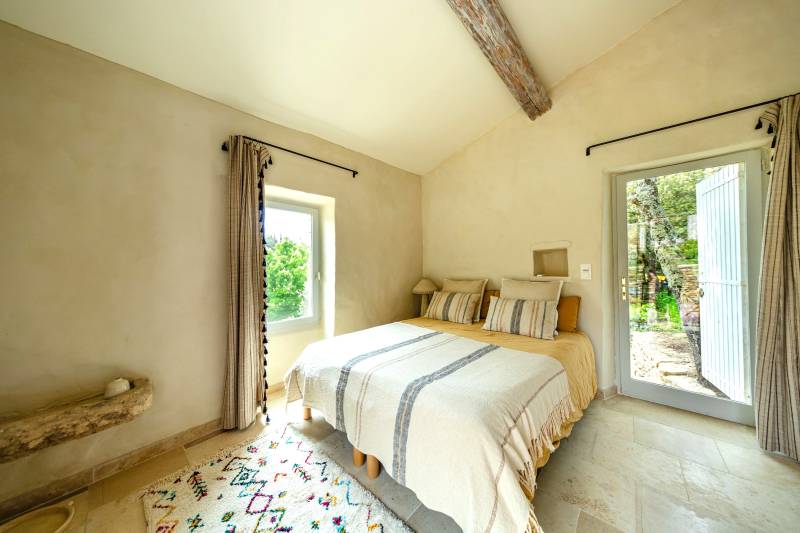 For rent just a few minutes’ walk from the center of Gordes, five-bedroom stone house with bastidon, swimming pool and views.