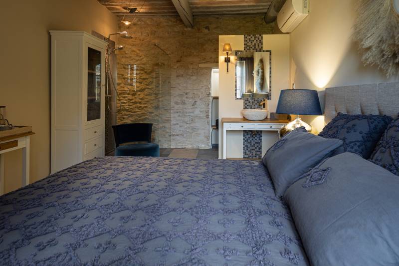 For rent near Gordes, superb renovated hamlet with eight bedrooms, swimming pool, orangery and views over the Luberon.