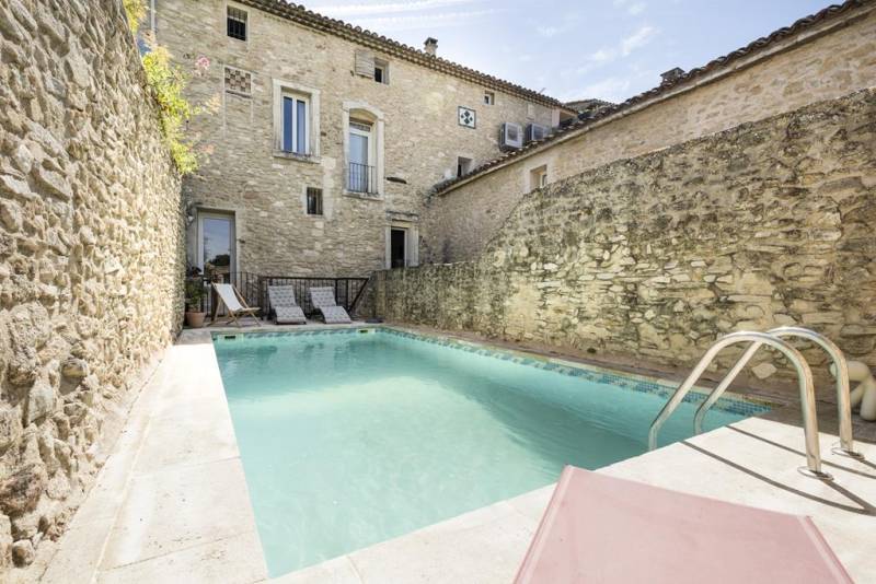 Character property of nearly 320 m² with courtyard, swimming pool and independent 135 m² apartment in Lagnes.