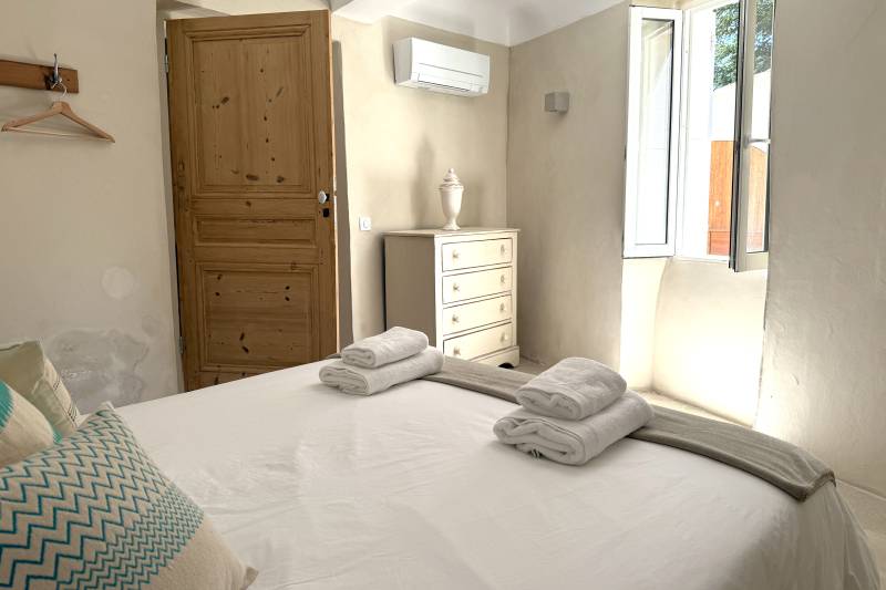 For rent, renovated 19th-century Magnanerie with high-end amenities and heated pool for your holidays in a charming hamlet close to Saint-Saturnin-lès-Apt.