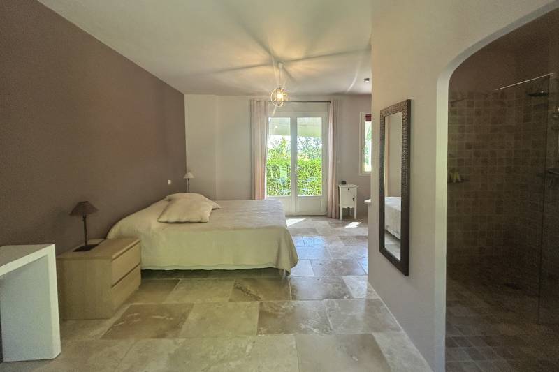 In Saint-Saturnin-lès-Apt, an elegant property with panoramic views of the Luberon, set within 5,620 m² of landscaped grounds featuring a swimming pool.