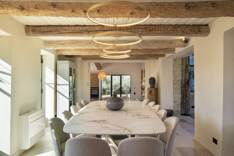 Stunning mas renovated with modernity and authentic charm, near the village of Gordes with pool and high-end amenities.