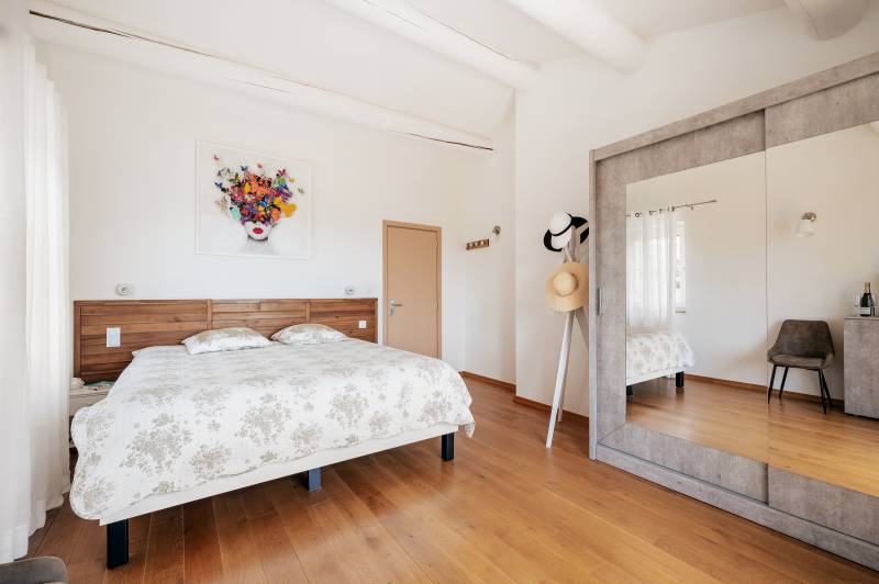 Set of holiday cottages with a pool on the heights of Saint-Saturnin-lès-Apt, within walking distance of the village.