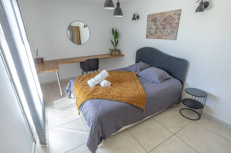 For your holiday in the Luberon, Provençal villa with five bedrooms, swimming pool, jacuzzi and table tennis, accommodating up to 13 guests.