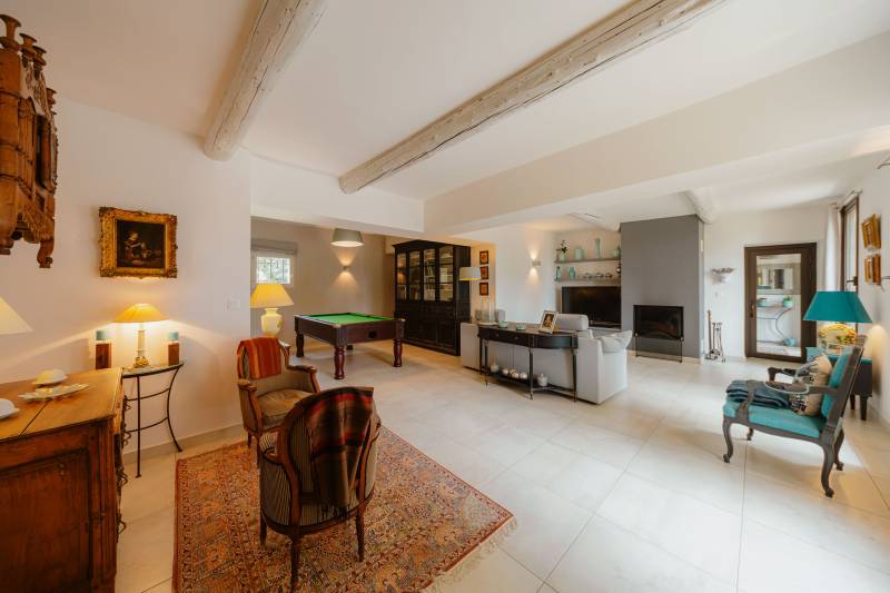 Comtat Venaissin - Stone building XIXᵉ on 17 ha, with dovecote and swimming pool, view of vineyards.