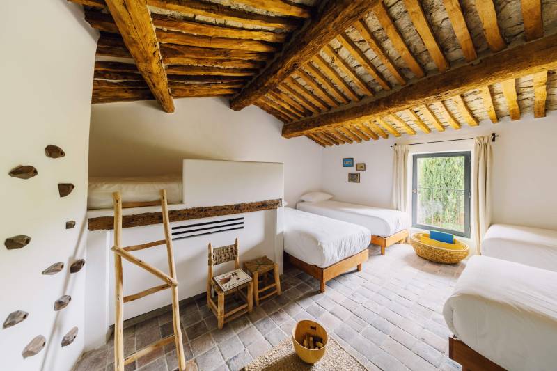 Seasonal rental between Bonnieux and Lourmarin: a luxurious Mas with pool and tennis court nestled in unspoilt nature.