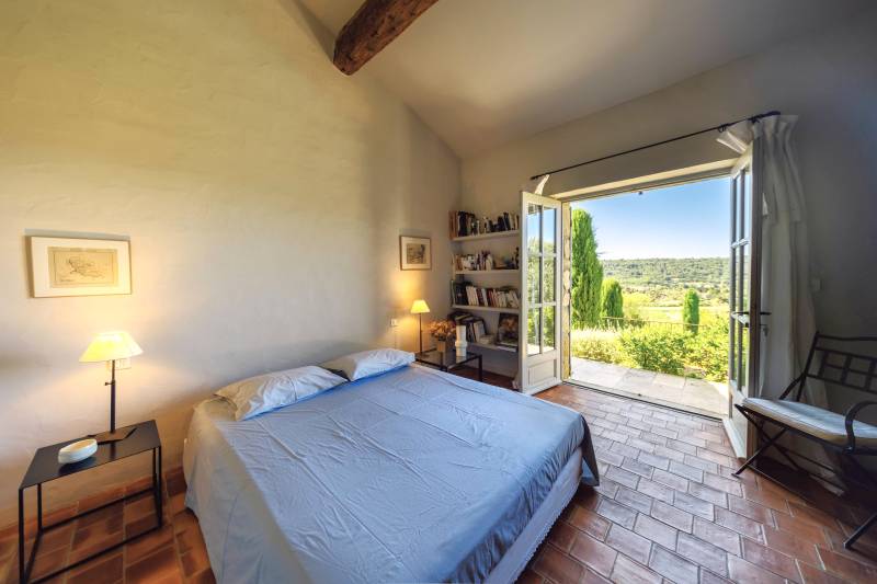 Seasonal rental of a Provençal family stone house with swimming pool, facing the Luberon and with views of the village of Gordes.