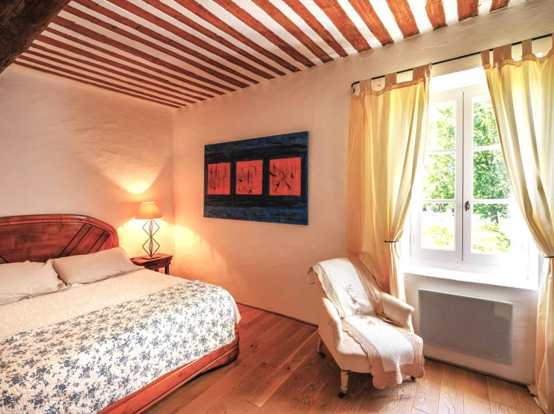 For rent at the foot of Gordes, stunning renovated Mas in a very peaceful setting with pool, summer kitchen and tennis court.