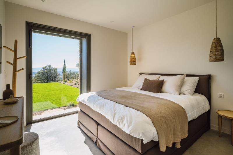 Large property on the heights of Saint-Saturnin-lès-Apt with a heated pool and a terrace offering panoramic views over the Luberon.